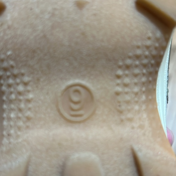 Barley warn like new women’s size 9 shoes - Picture 4 of 4